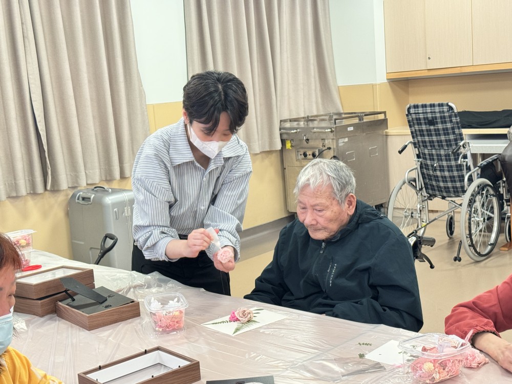 CityU Academy for Seniors launches first course, stimulating creativity through floral art