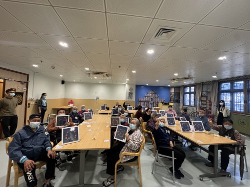 Macau CityU Academy for Seniors Spreads Love with Flowers this Christmas